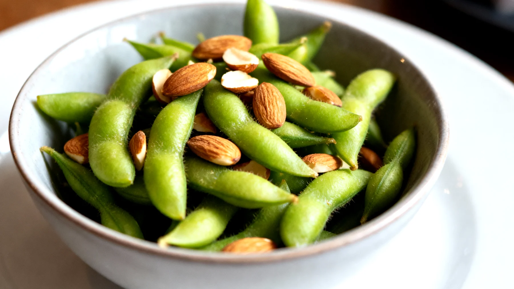 Edamame (fagioli di soia freschi) con mandorle tostate"