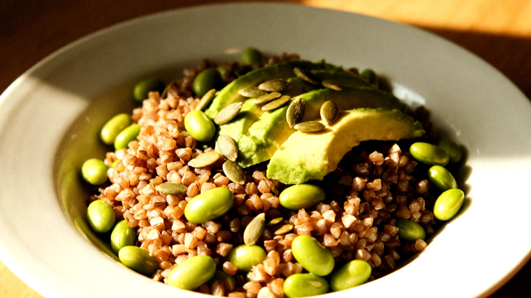 Insalata di grano saraceno con edamame, avocado e semi di zucca"