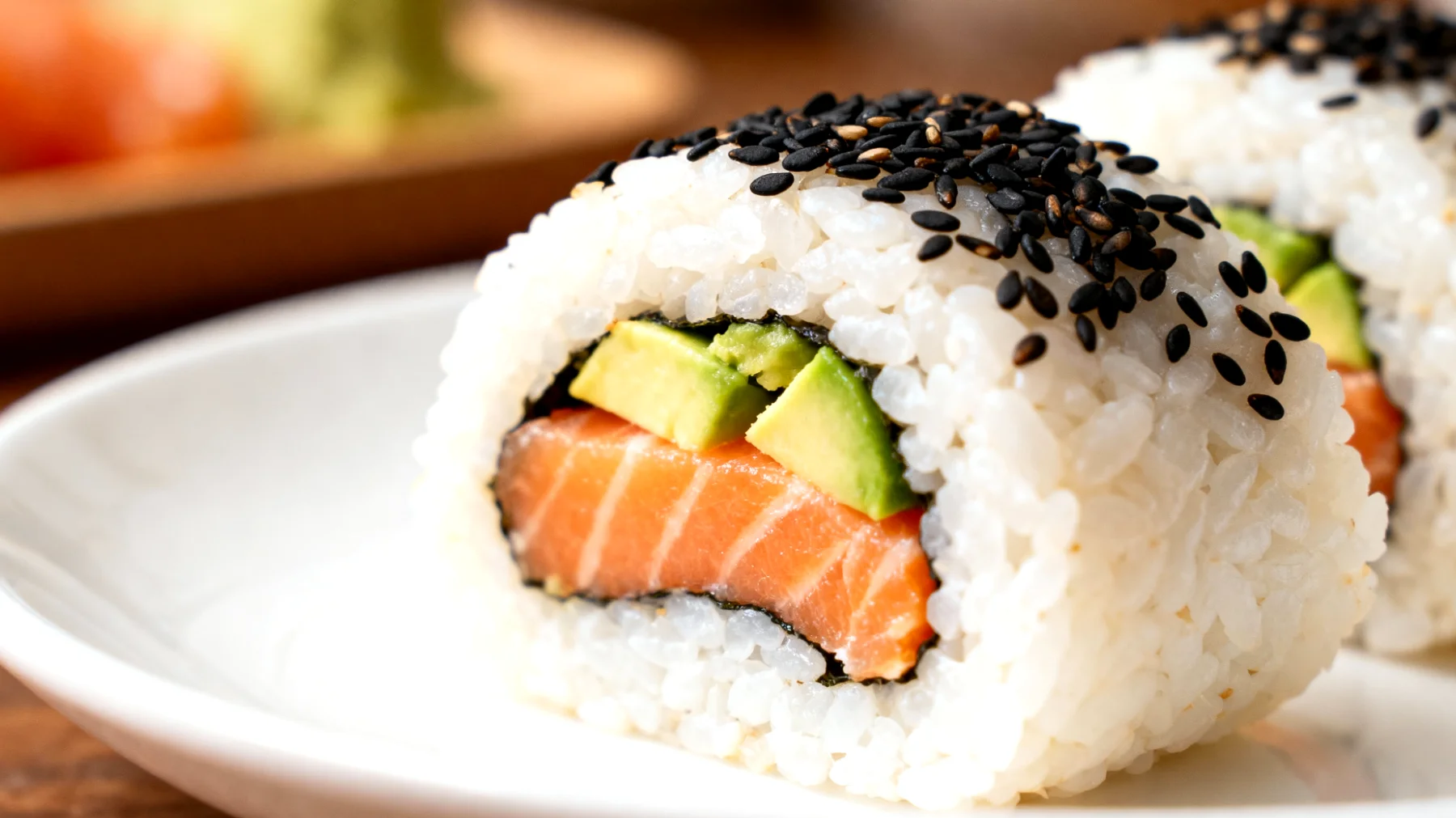 Onigiri con salmone, avocado e semi di sesamo"