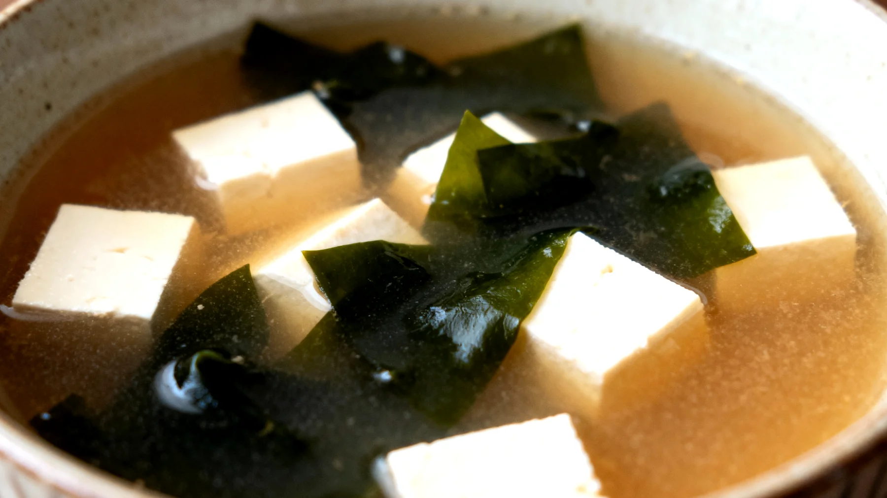 Zuppa di miso con wakame e tofu"