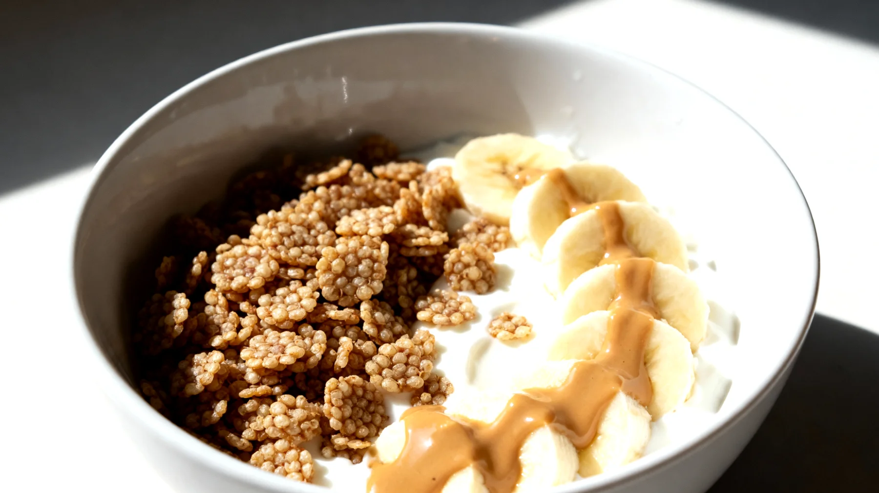 Amaranto soffiato con yogurt greco, banana e burro di mandorle"
