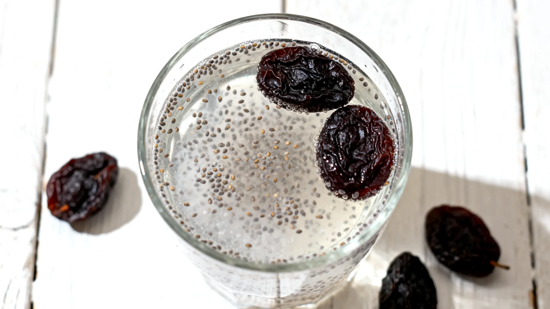 Kefir di acqua con semi di chia e prugne secche"