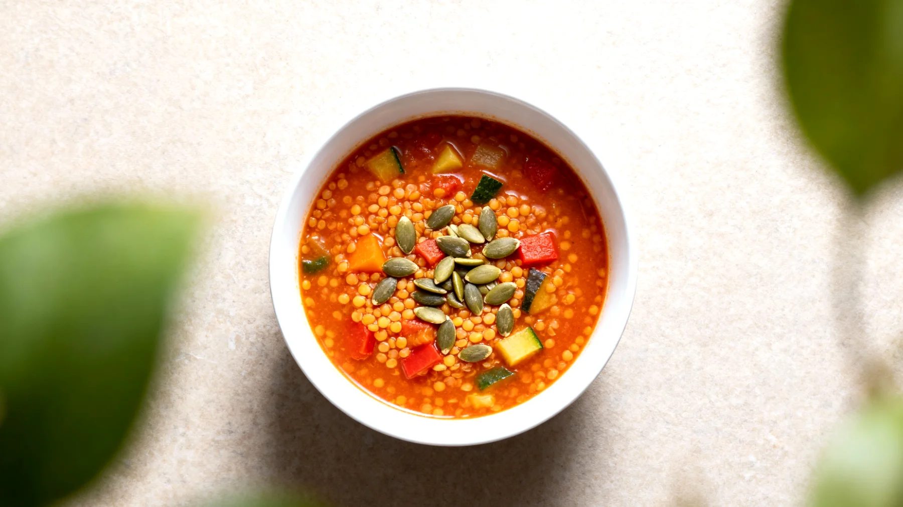 Zuppa di lenticchie rosse con verdure e semi di zucca"
