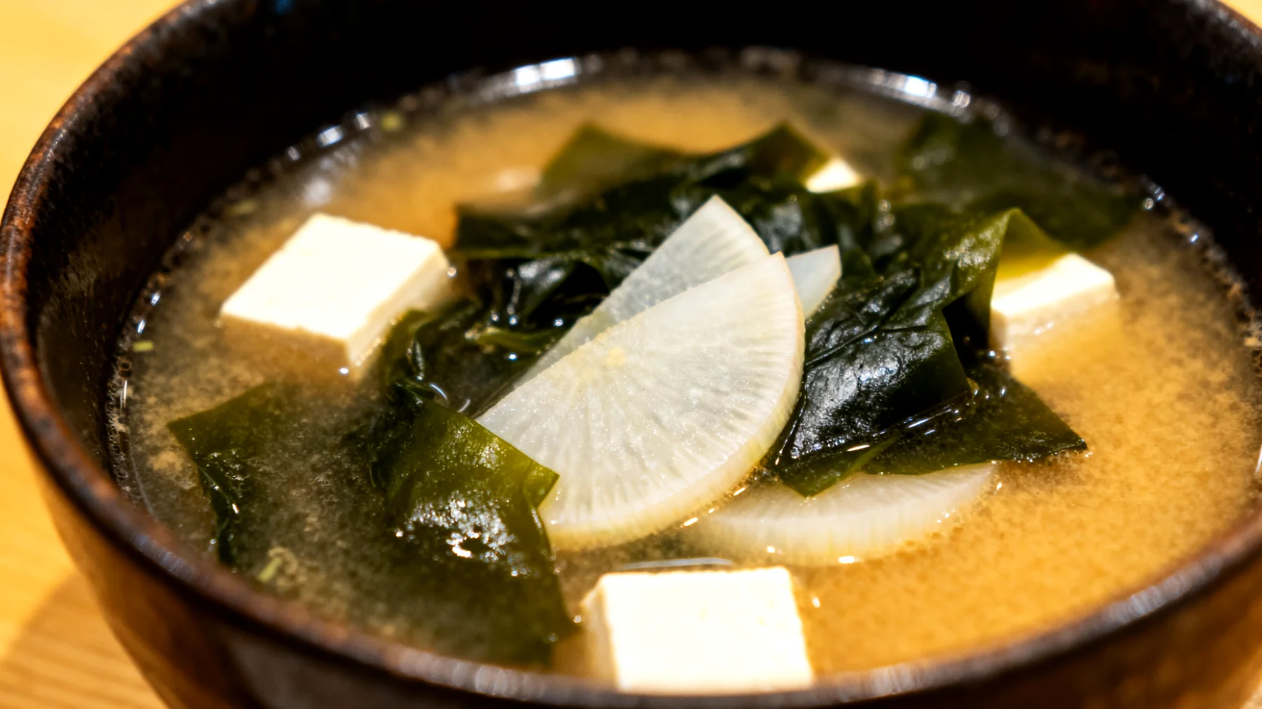 Zuppa di miso con alghe wakame, tofu e daikon"